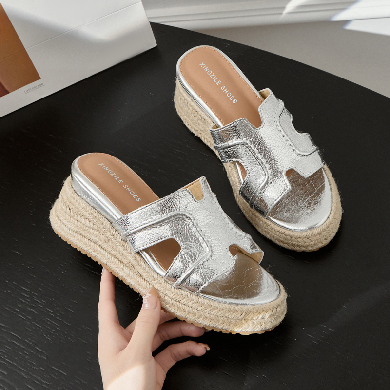 Sieviešu ādas sandales ar vienu siksnu, kvadrāta purngala forma, gumijas zole, korejiešu stils, vasara 2025