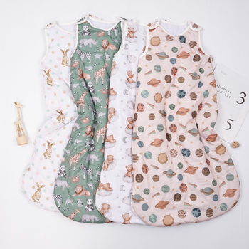 Kūdikių miego maišelis-vestos stilizacijos, storas imitacinės medvilnės audinys, pamušalas iš poliesterio, užpildas poliesterio medvilnės mišinys, be rankovių, pastovi temperatūra, ruduo–žiema, animacinis raštas