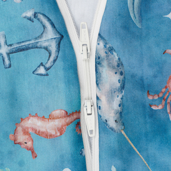 Kūdikių miego maišelis-vestos stilizacijos, storas imitacinės medvilnės audinys, pamušalas iš poliesterio, užpildas poliesterio medvilnės mišinys, be rankovių, pastovi temperatūra, ruduo–žiema, animacinis raštas