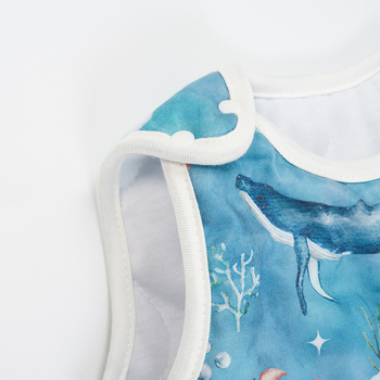 Kūdikių miego maišelis-vestos stilizacijos, storas imitacinės medvilnės audinys, pamušalas iš poliesterio, užpildas poliesterio medvilnės mišinys, be rankovių, pastovi temperatūra, ruduo–žiema, animacinis raštas