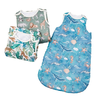 Kūdikių miego maišelis-vestos stilizacijos, storas imitacinės medvilnės audinys, pamušalas iš poliesterio, užpildas poliesterio medvilnės mišinys, be rankovių, pastovi temperatūra, ruduo–žiema, animacinis raštas