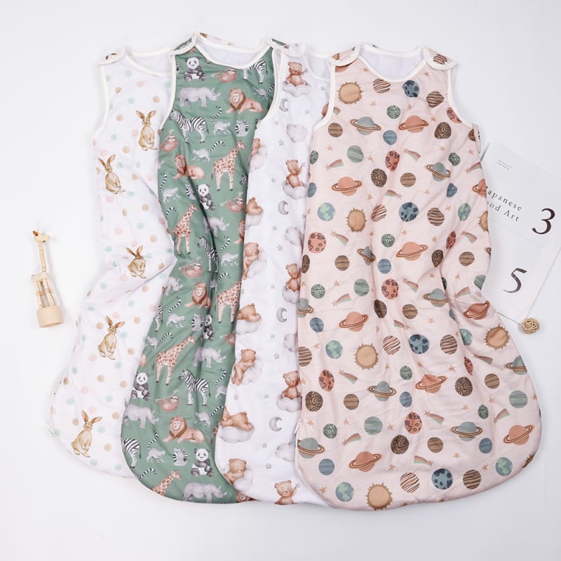 Kūdikių miego maišelis-vestos stilizacijos, storas imitacinės medvilnės audinys, pamušalas iš poliesterio, užpildas poliesterio medvilnės mišinys, be rankovių, pastovi temperatūra, ruduo–žiema, animacinis raštas