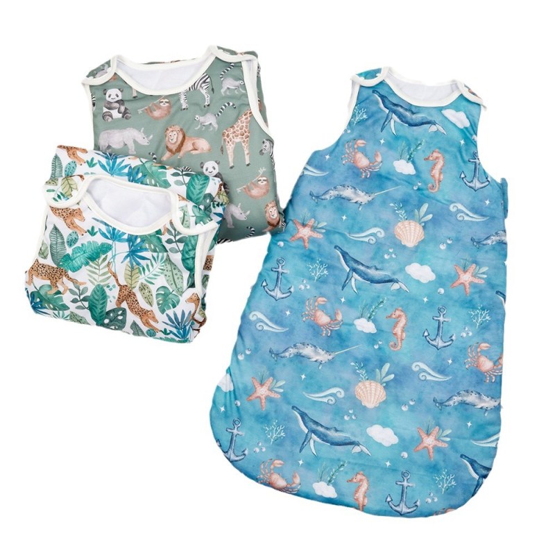 Kūdikių miego maišelis-vestos stilizacijos, storas imitacinės medvilnės audinys, pamušalas iš poliesterio, užpildas poliesterio medvilnės mišinys, be rankovių, pastovi temperatūra, ruduo–žiema, animacinis raštas