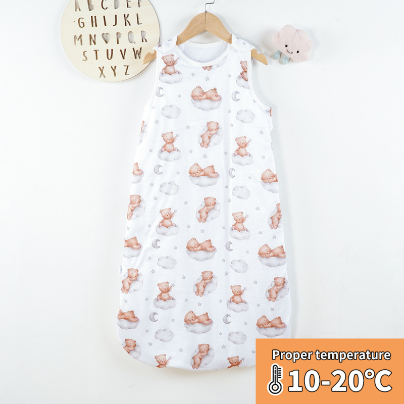 Kūdikių miego maišelis-vestos stilizacijos, storas imitacinės medvilnės audinys, pamušalas iš poliesterio, užpildas poliesterio medvilnės mišinys, be rankovių, pastovi temperatūra, ruduo–žiema, animacinis raštas