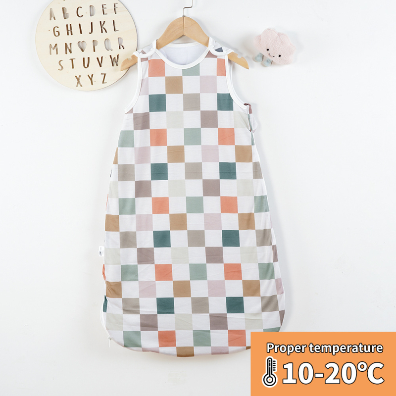 Kūdikių miego maišelis-vestos stilizacijos, storas imitacinės medvilnės audinys, pamušalas iš poliesterio, užpildas poliesterio medvilnės mišinys, be rankovių, pastovi temperatūra, ruduo–žiema, animacinis raštas