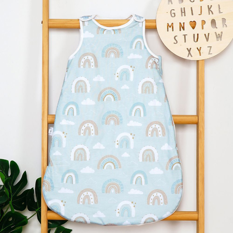 Kūdikių miego maišelis-vestos stilizacijos, storas imitacinės medvilnės audinys, pamušalas iš poliesterio, užpildas poliesterio medvilnės mišinys, be rankovių, pastovi temperatūra, ruduo–žiema, animacinis raštas