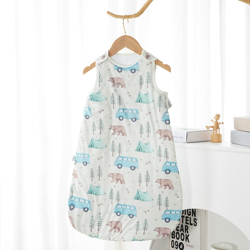 Kūdikių miego maišelis-vestos stilizacijos, storas imitacinės medvilnės audinys, pamušalas iš poliesterio, užpildas poliesterio medvilnės mišinys, be rankovių, pastovi temperatūra, ruduo–žiema, animacinis raštas