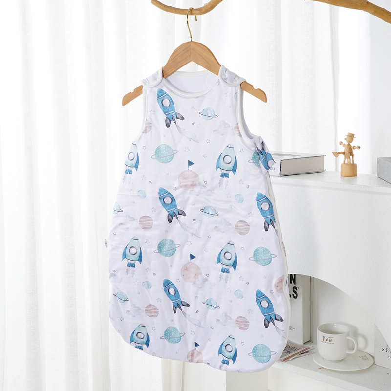 Kūdikių miego maišelis-vestos stilizacijos, storas imitacinės medvilnės audinys, pamušalas iš poliesterio, užpildas poliesterio medvilnės mišinys, be rankovių, pastovi temperatūra, ruduo–žiema, animacinis raštas