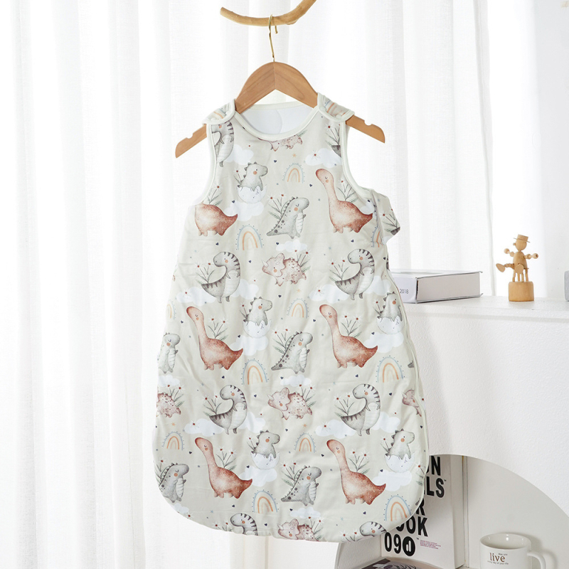 Kūdikių miego maišelis-vestos stilizacijos, storas imitacinės medvilnės audinys, pamušalas iš poliesterio, užpildas poliesterio medvilnės mišinys, be rankovių, pastovi temperatūra, ruduo–žiema, animacinis raštas