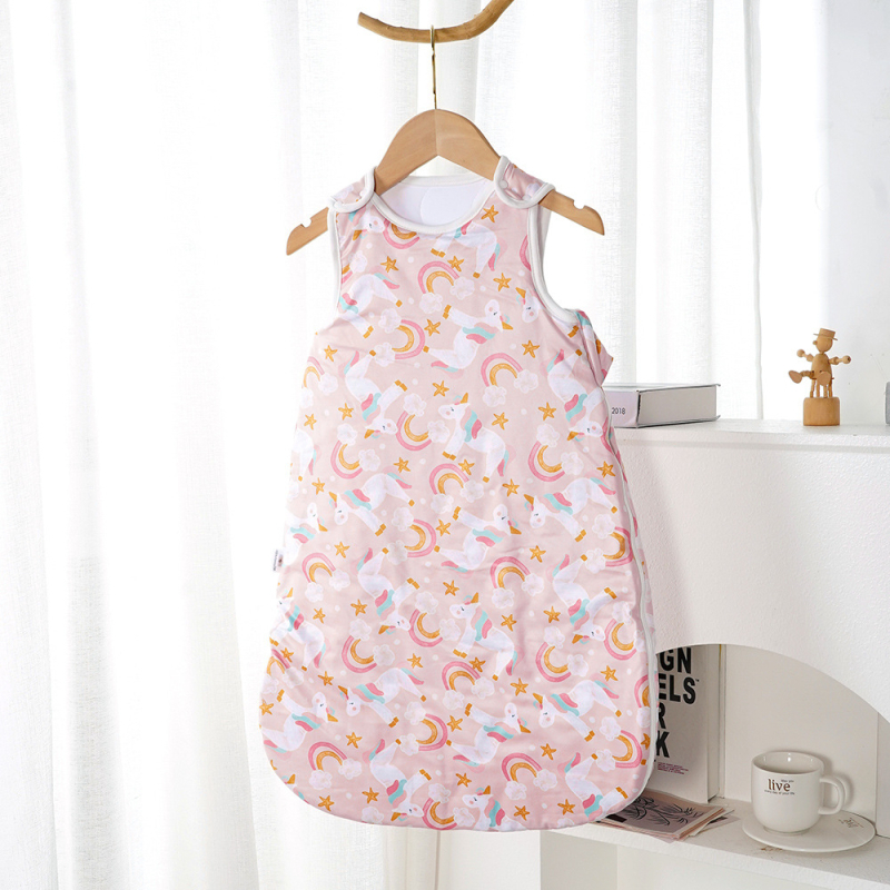 Kūdikių miego maišelis-vestos stilizacijos, storas imitacinės medvilnės audinys, pamušalas iš poliesterio, užpildas poliesterio medvilnės mišinys, be rankovių, pastovi temperatūra, ruduo–žiema, animacinis raštas