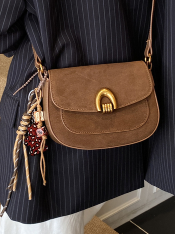 Saddle kott naistele – linnaline lihtsus, PU materjal, horisontaalne ruudu kuju, lukuga avamine, sisemine tasku tõmblukuga