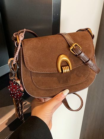 Saddle kott naistele – linnaline lihtsus, PU materjal, horisontaalne ruudu kuju, lukuga avamine, sisemine tasku tõmblukuga