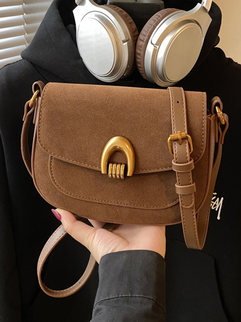 Saddle kott naistele – linnaline lihtsus, PU materjal, horisontaalne ruudu kuju, lukuga avamine, sisemine tasku tõmblukuga