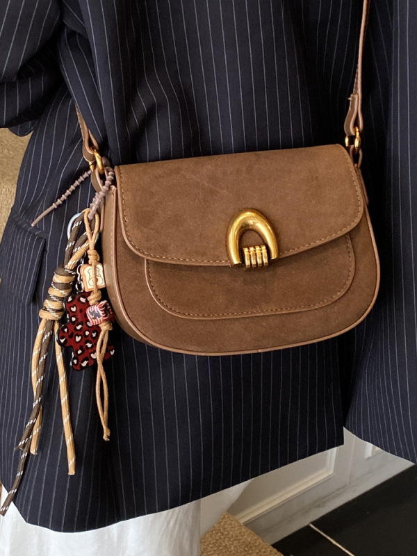 Saddle kott naistele – linnaline lihtsus, PU materjal, horisontaalne ruudu kuju, lukuga avamine, sisemine tasku tõmblukuga