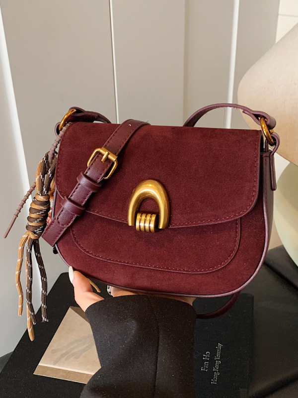 Saddle kott naistele – linnaline lihtsus, PU materjal, horisontaalne ruudu kuju, lukuga avamine, sisemine tasku tõmblukuga