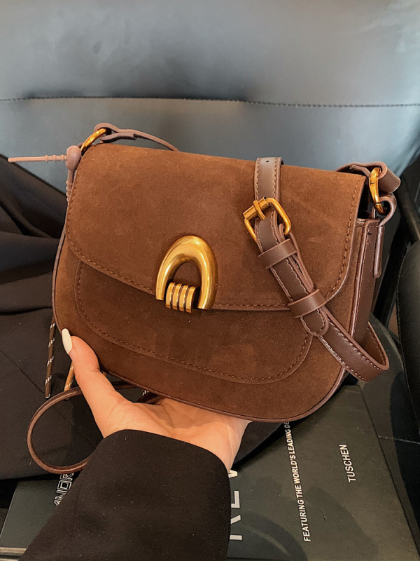 Saddle kott naistele – linnaline lihtsus, PU materjal, horisontaalne ruudu kuju, lukuga avamine, sisemine tasku tõmblukuga