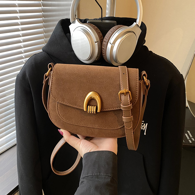 Saddle kott naistele – linnaline lihtsus, PU materjal, horisontaalne ruudu kuju, lukuga avamine, sisemine tasku tõmblukuga