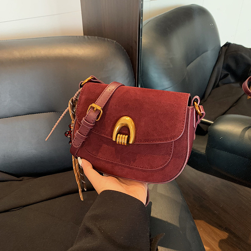 Saddle kott naistele – linnaline lihtsus, PU materjal, horisontaalne ruudu kuju, lukuga avamine, sisemine tasku tõmblukuga