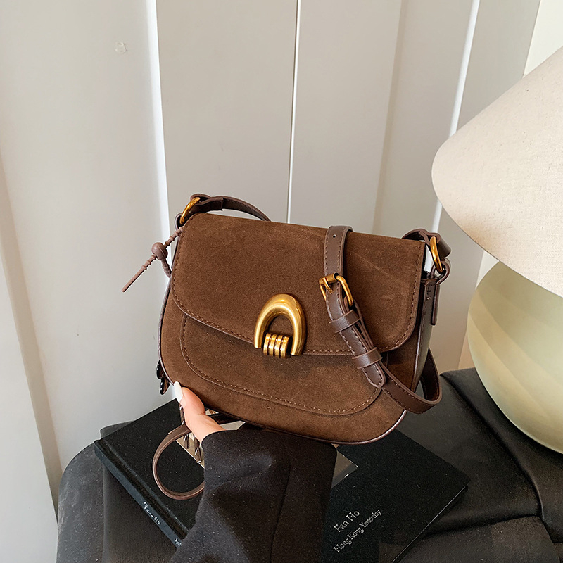 Saddle kott naistele – linnaline lihtsus, PU materjal, horisontaalne ruudu kuju, lukuga avamine, sisemine tasku tõmblukuga