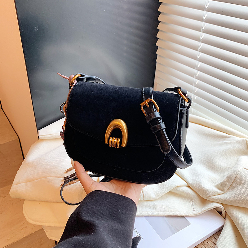 Saddle kott naistele – linnaline lihtsus, PU materjal, horisontaalne ruudu kuju, lukuga avamine, sisemine tasku tõmblukuga