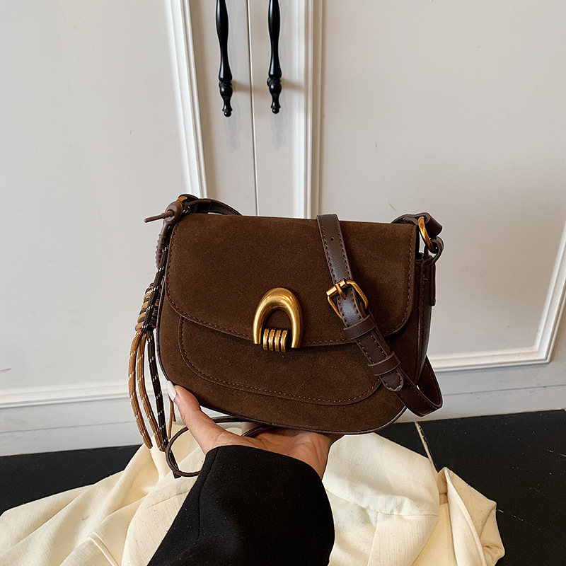 Saddle kott naistele – linnaline lihtsus, PU materjal, horisontaalne ruudu kuju, lukuga avamine, sisemine tasku tõmblukuga