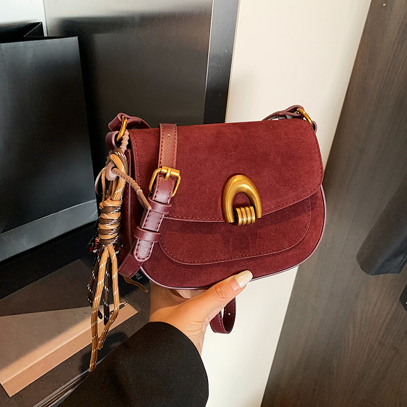 Saddle kott naistele – linnaline lihtsus, PU materjal, horisontaalne ruudu kuju, lukuga avamine, sisemine tasku tõmblukuga