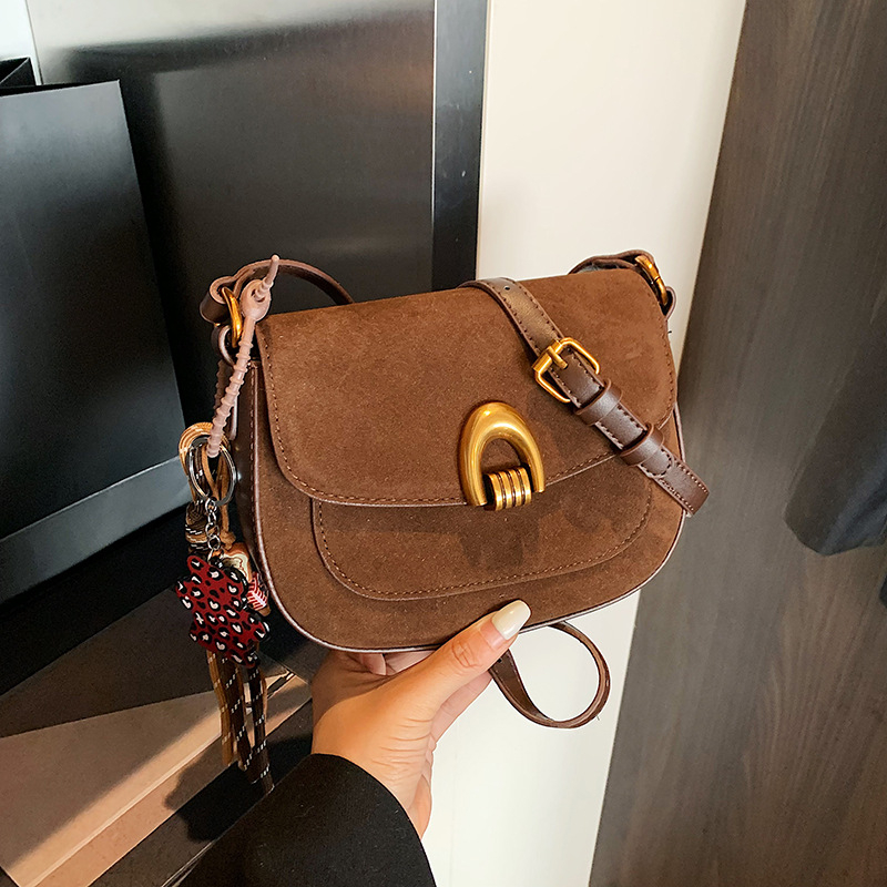 Saddle kott naistele – linnaline lihtsus, PU materjal, horisontaalne ruudu kuju, lukuga avamine, sisemine tasku tõmblukuga