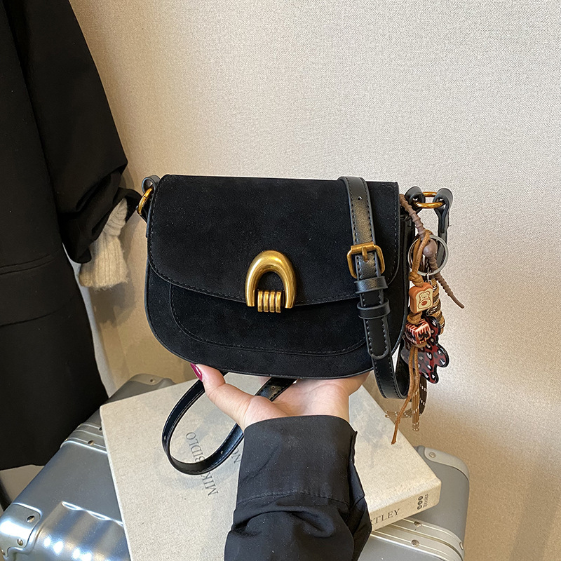 Saddle kott naistele – linnaline lihtsus, PU materjal, horisontaalne ruudu kuju, lukuga avamine, sisemine tasku tõmblukuga