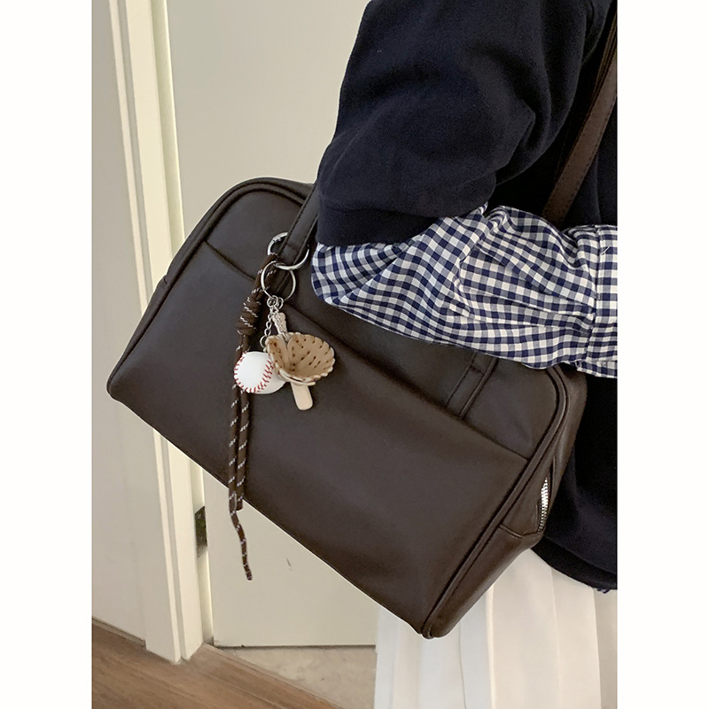 Moteriška PU tote rankinė – miesto minimalistinis stilius, užtrauktukas, horizontali kvadratinė forma, poliesterio pamušalas, ruduo 2024.