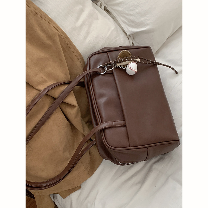 Moteriška PU tote rankinė – miesto minimalistinis stilius, užtrauktukas, horizontali kvadratinė forma, poliesterio pamušalas, ruduo 2024.