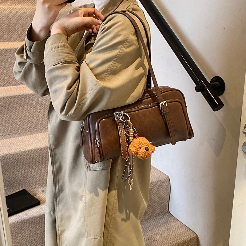 PU baguette kott zip-avamisega, horisontaalne ruuduline kuju, sisemine zip-kott, telefoni ja ID-tasku, talv 2024