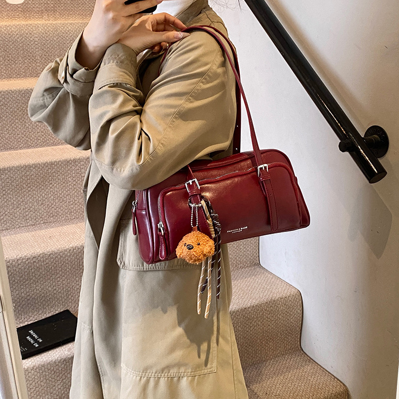 PU baguette kott zip-avamisega, horisontaalne ruuduline kuju, sisemine zip-kott, telefoni ja ID-tasku, talv 2024