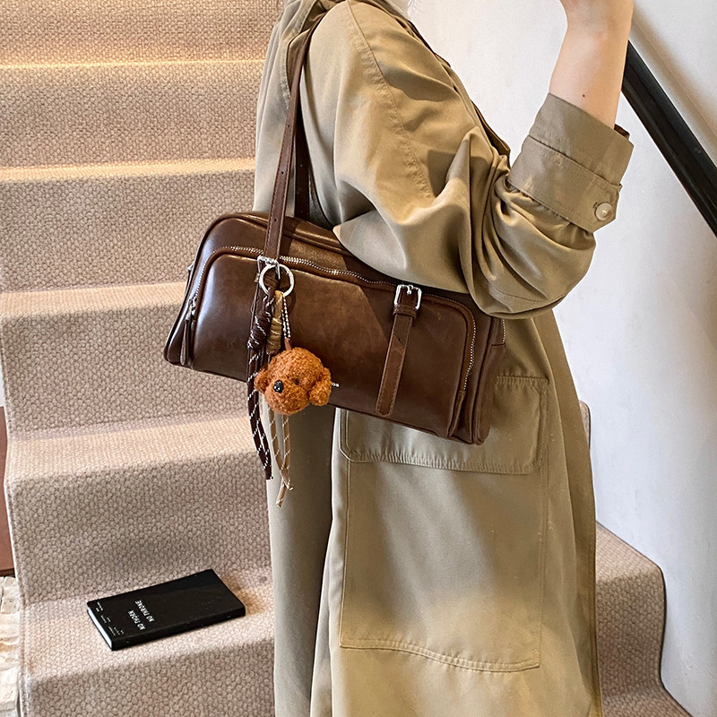 PU baguette kott zip-avamisega, horisontaalne ruuduline kuju, sisemine zip-kott, telefoni ja ID-tasku, talv 2024