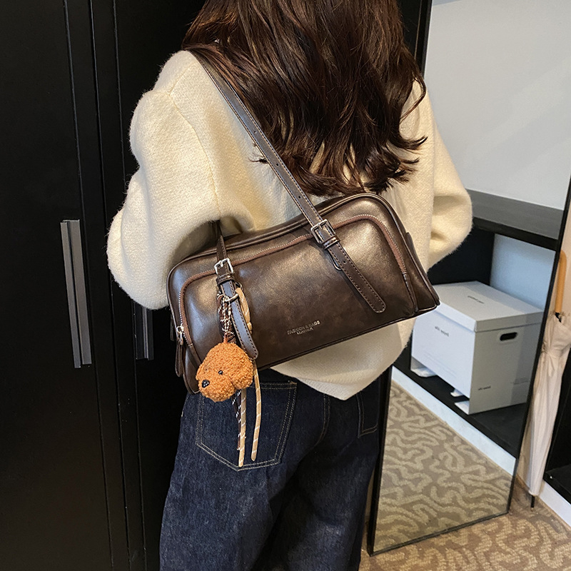 PU baguette kott zip-avamisega, horisontaalne ruuduline kuju, sisemine zip-kott, telefoni ja ID-tasku, talv 2024