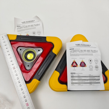 Autóvészjelző háromszög LED világítással, ABS anyagból és háromlábú állvánnyal