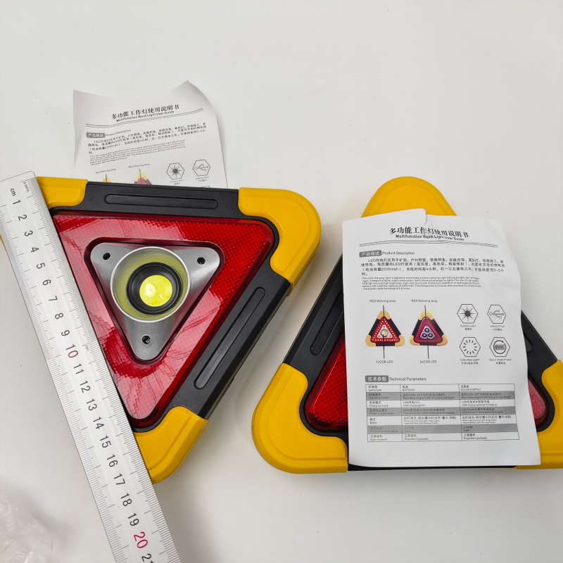 Autóvészjelző háromszög LED világítással, ABS anyagból és háromlábú állvánnyal