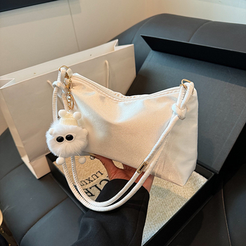 Nailonist kaenlaalla kott, padja kujuline, tõmbluku sulgemine, telefoni ja ID-kaardi taskud, linnaline minimalistlik stiil