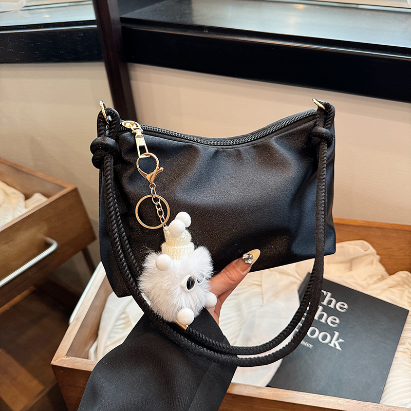 Nailonist kaenlaalla kott, padja kujuline, tõmbluku sulgemine, telefoni ja ID-kaardi taskud, linnaline minimalistlik stiil