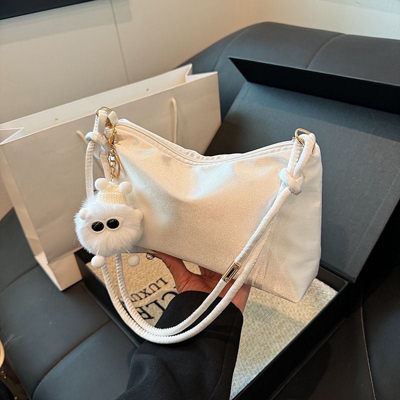 Nailonist kaenlaalla kott, padja kujuline, tõmbluku sulgemine, telefoni ja ID-kaardi taskud, linnaline minimalistlik stiil