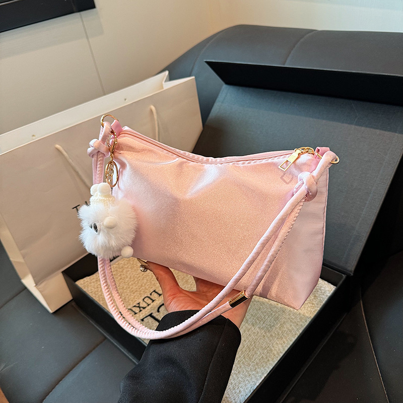 Nailonist kaenlaalla kott, padja kujuline, tõmbluku sulgemine, telefoni ja ID-kaardi taskud, linnaline minimalistlik stiil