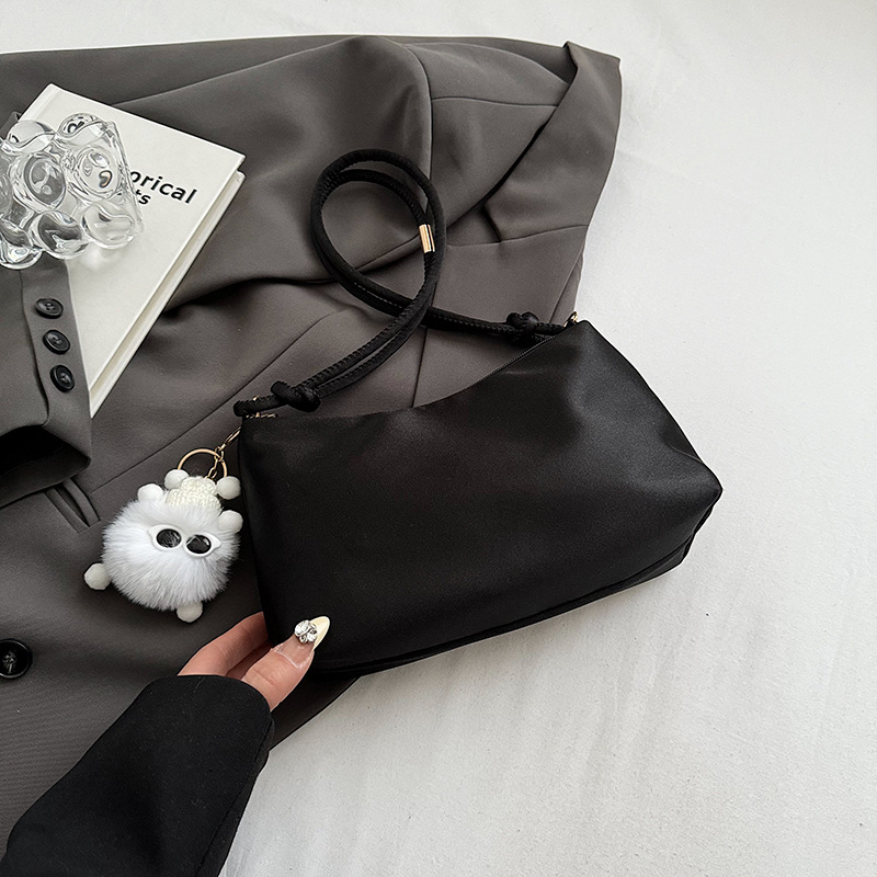 Nailonist kaenlaalla kott, padja kujuline, tõmbluku sulgemine, telefoni ja ID-kaardi taskud, linnaline minimalistlik stiil