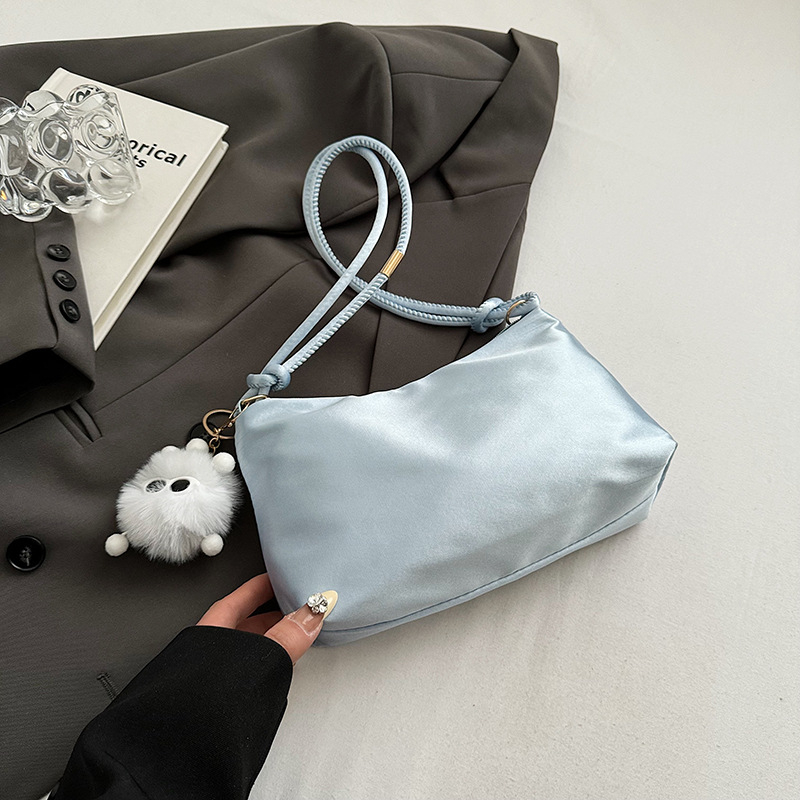 Nailonist kaenlaalla kott, padja kujuline, tõmbluku sulgemine, telefoni ja ID-kaardi taskud, linnaline minimalistlik stiil