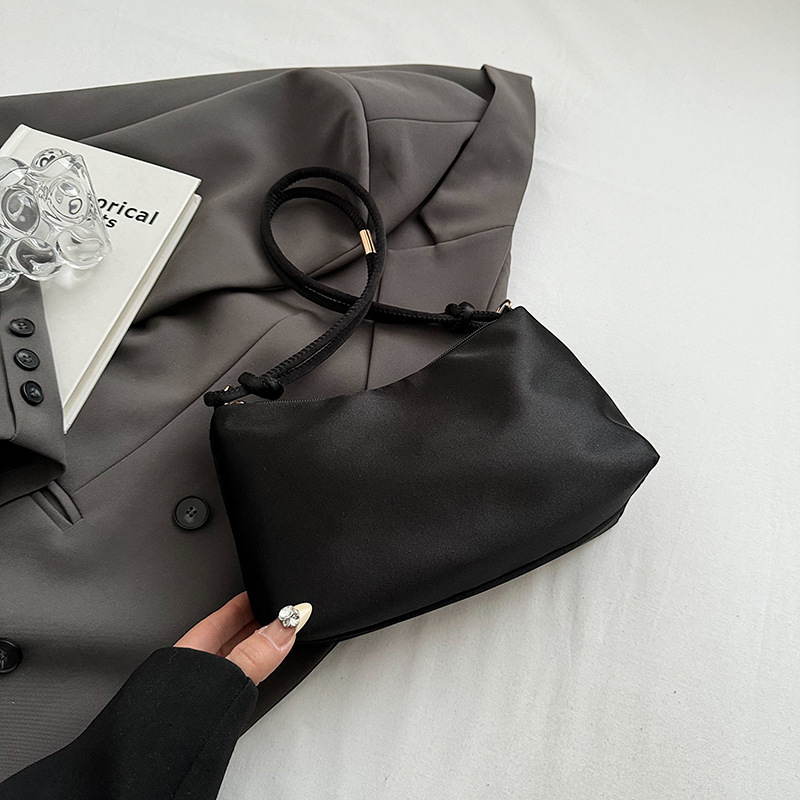 Nailonist kaenlaalla kott, padja kujuline, tõmbluku sulgemine, telefoni ja ID-kaardi taskud, linnaline minimalistlik stiil