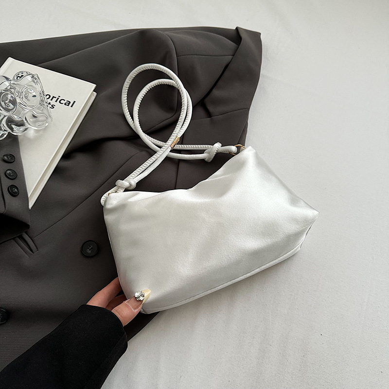 Nailonist kaenlaalla kott, padja kujuline, tõmbluku sulgemine, telefoni ja ID-kaardi taskud, linnaline minimalistlik stiil