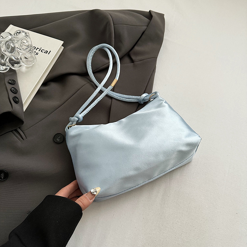 Nailonist kaenlaalla kott, padja kujuline, tõmbluku sulgemine, telefoni ja ID-kaardi taskud, linnaline minimalistlik stiil