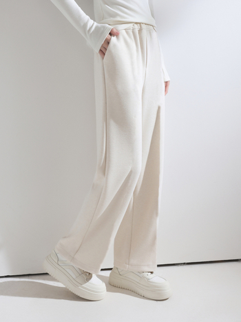 Laiad püksid kõrge vöökoht, villane kangas, elegantne linnustiil, sügis 2025