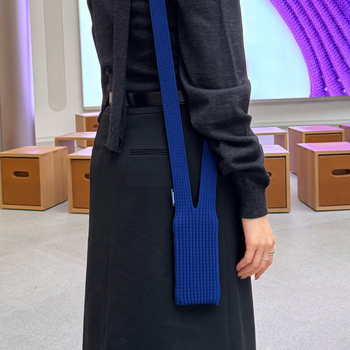 Mz mobiliojo telefono rankinė — vertikalios kvadrato formos, akrilinio pluošto, pamušalas iš nailono, miesto paprastumas, 2025 m. vasara