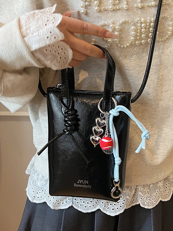 PU ämberlaadse koti lukuga, sisetaskud telefoni ja ID-kaardile, voodrita