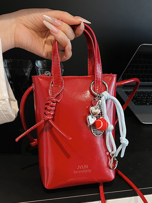 PU ämberlaadse koti lukuga, sisetaskud telefoni ja ID-kaardile, voodrita