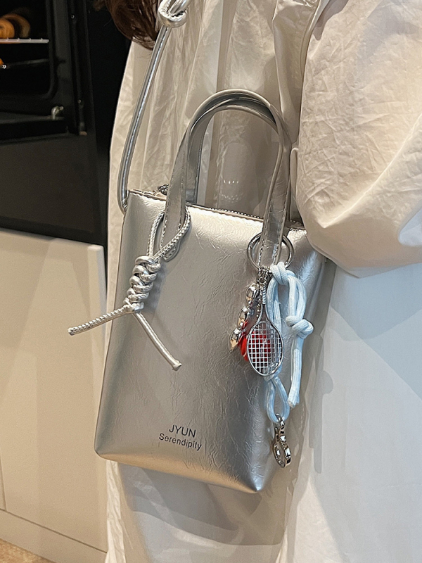 PU ämberlaadse koti lukuga, sisetaskud telefoni ja ID-kaardile, voodrita